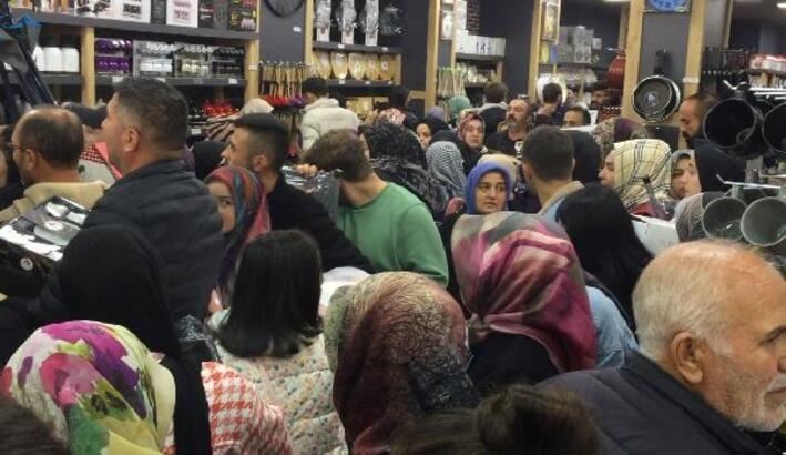 Mağaza açılışında indirim izdihamı