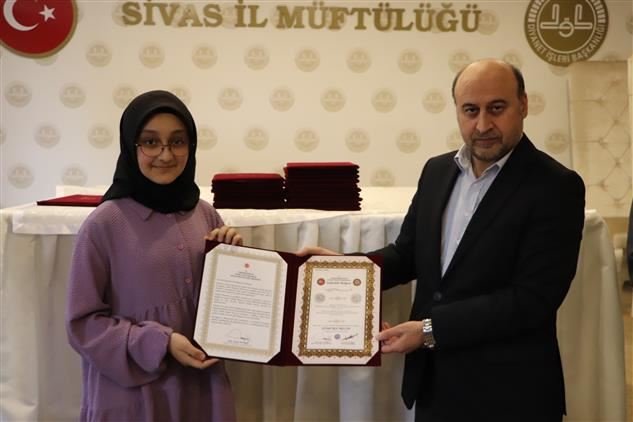 Hafızlar belgelerini aldı