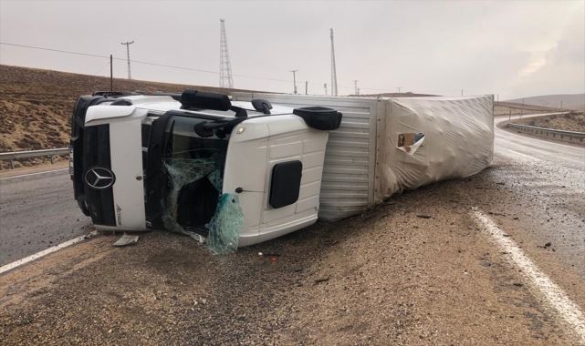 Devrilen kamyonun sürücüsü yaralandı