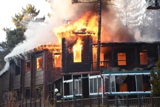 Ahşap tesis alev alev yandı (Video)