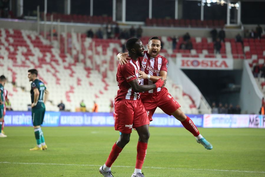 EVİNDE DAHA FAZLA  MAÇ KAZANIYOR