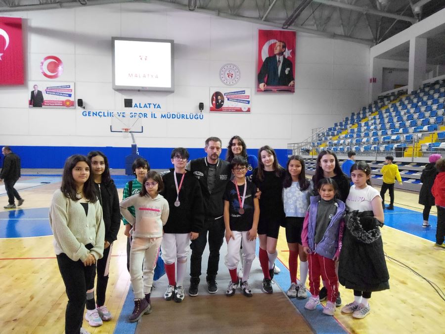 Sivaslı sporcuların eskrim başarısı