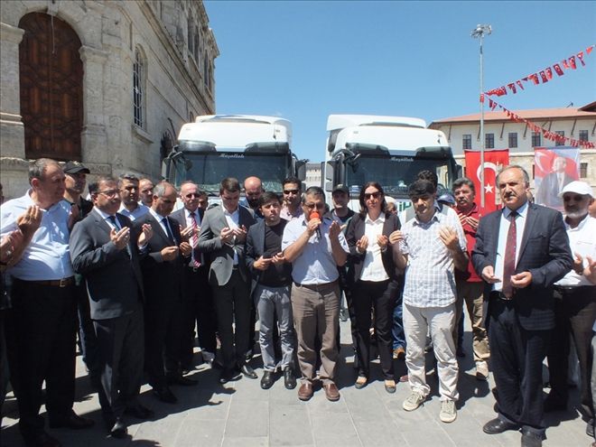 GIDA VE GİYSİ TAŞIYAN 2 TIR TÖRENLE SURİYE´YE GÖNDERİLDİ