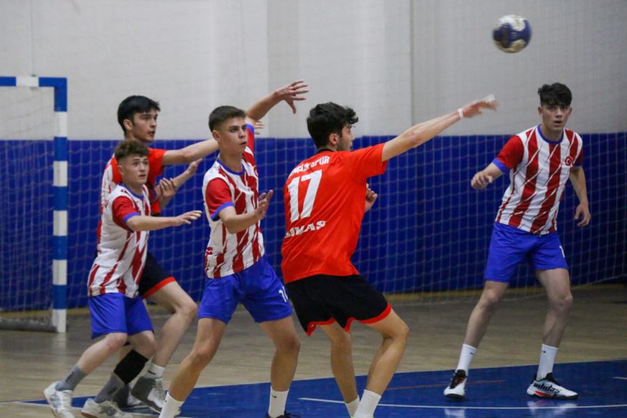 Hentbolda heyecan sürüyor