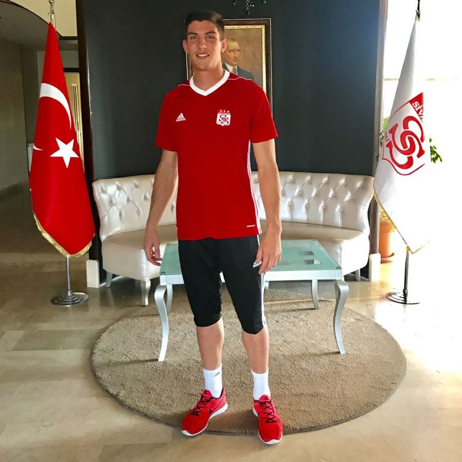 ESKİ SİVASSPORLU  ROCHET’E KAPTIRDI!