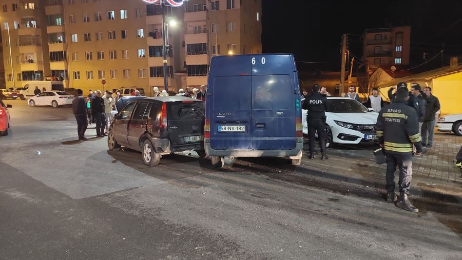 Otomobil park halindeki 2 araca çarptı (Video)