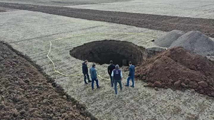 Tarlada 10 metre çapında obruk oluştu (Video)