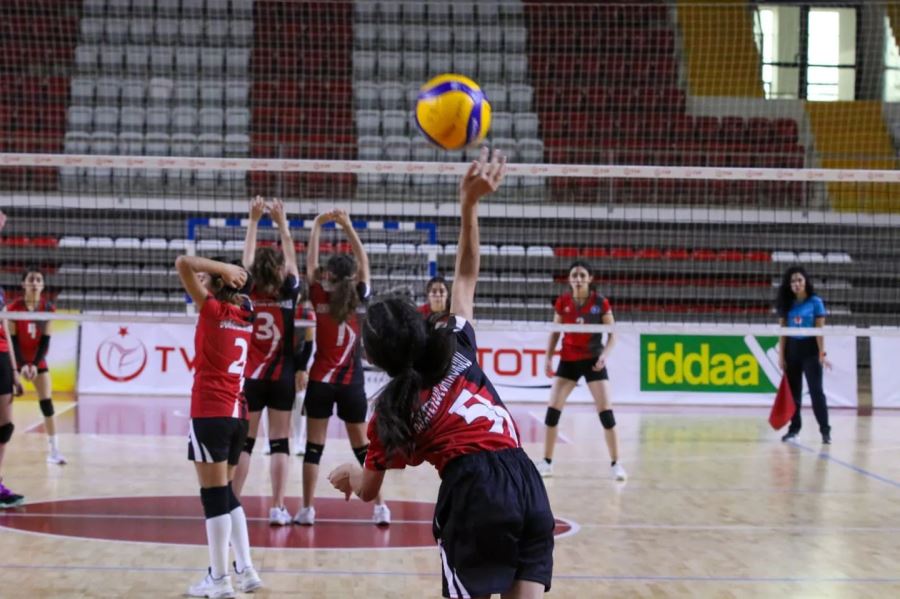 OKULLAR VOLEYBOLDA YARIŞIYOR