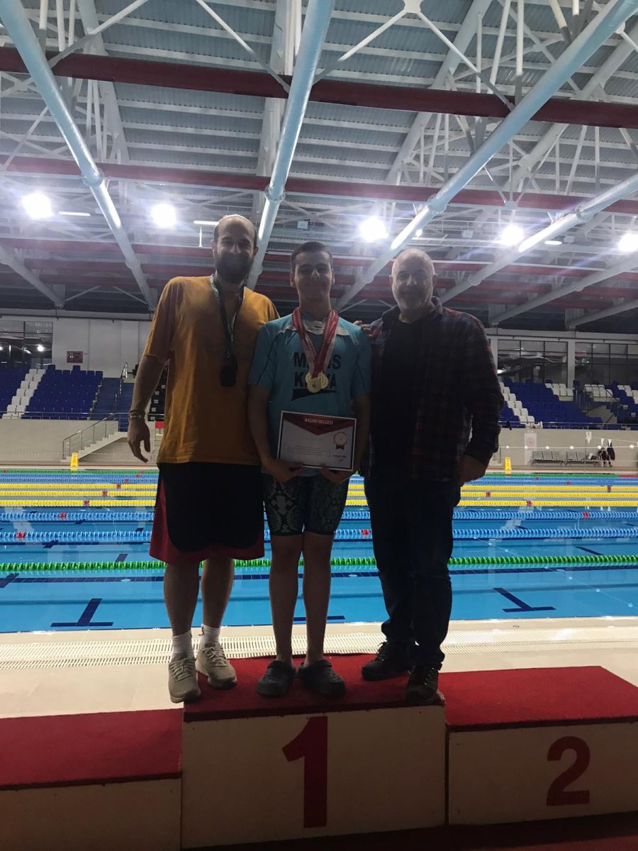 GENÇ YÜZÜCÜ MADALYALARI TOPLADI