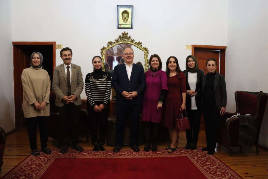 Eğitimin camiasının hizmetindeyiz