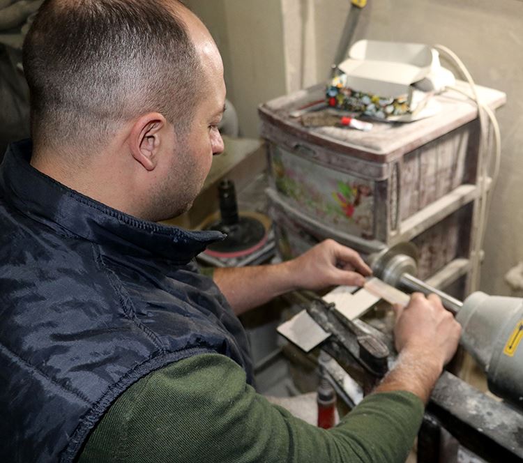 Kemik tarakçılığını yaşatmaya çalışıyor