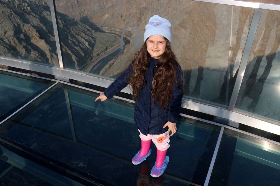 Divriği Cam Seyir Terası bin yıllık Türk izlerini seyir imkanı sunuyor.