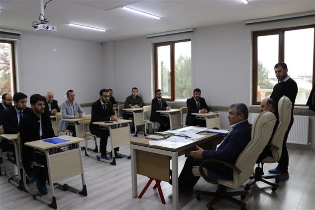 Gençlerin gönüllerine girmeliyiz