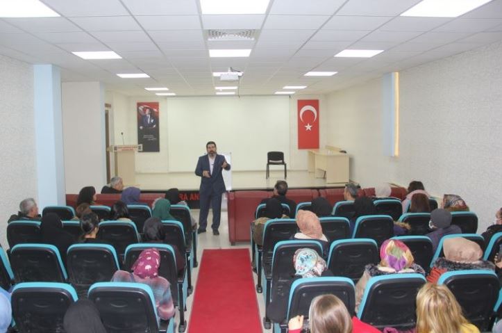 Zara'da "Anne-Baba Okulu" semineri düzenlendi