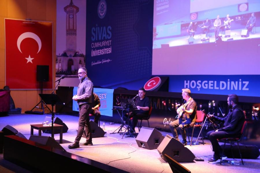 Şiirleriyle mest etti