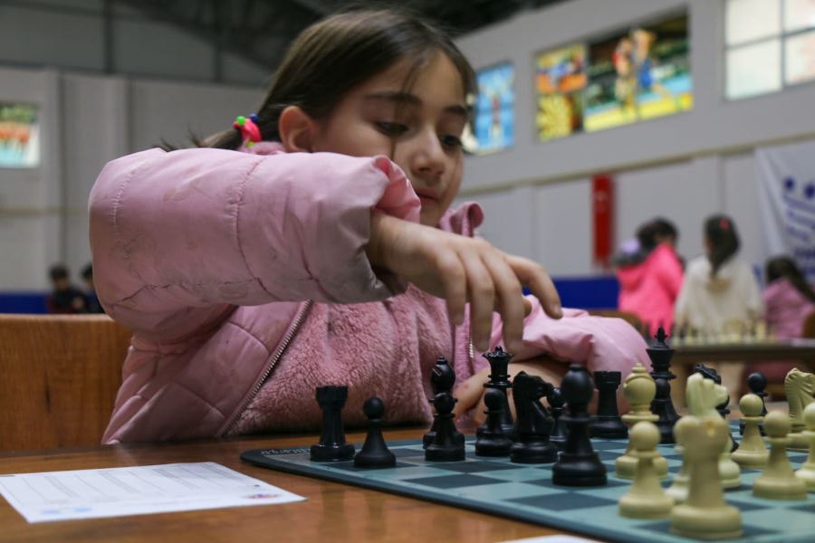 Satrançta küçükler mücadele etti