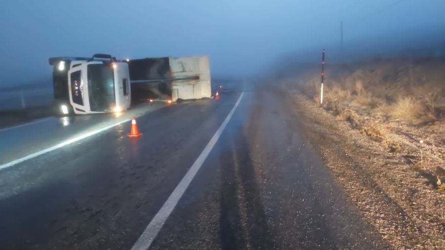 Gürün'de kamyon devrildi: 1 yaralı