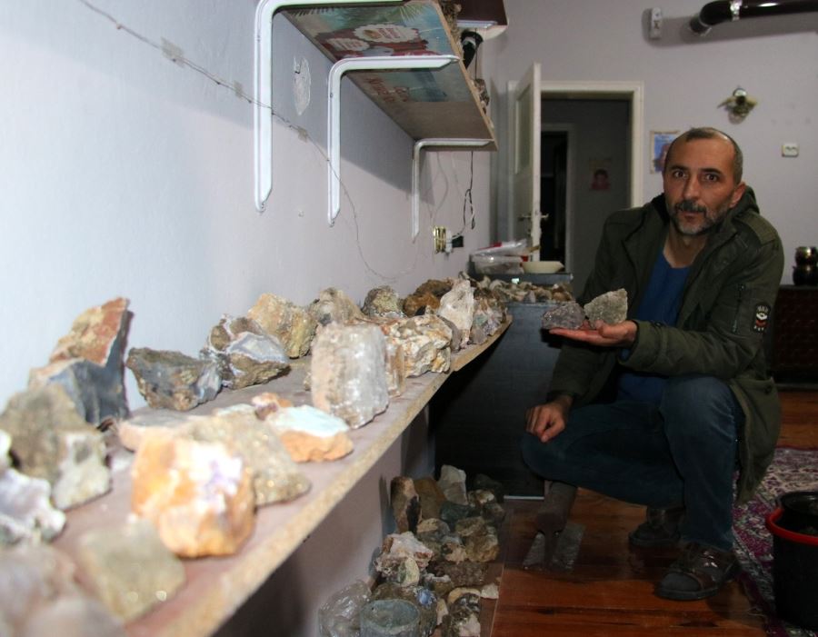 Evini taş müzesine dönüştürdü