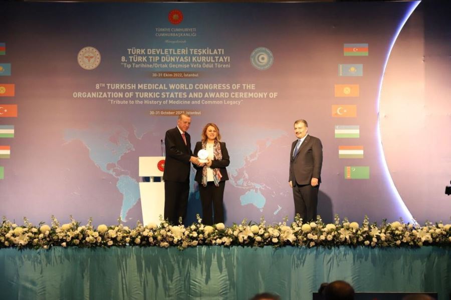 Sivaslı bilim insani Çevik’e ödül (Video)