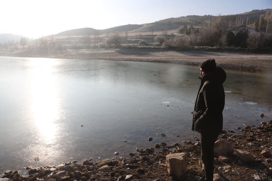 Gölün yüzeyi kısmen buz tuttu