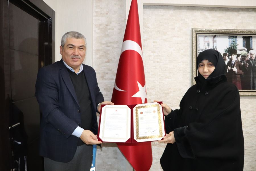 Azimle çalışarak 1,5 yılda hafız oldu