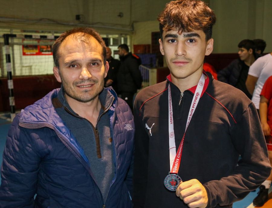 Şampiyonluk kupası Başöğretmen’in