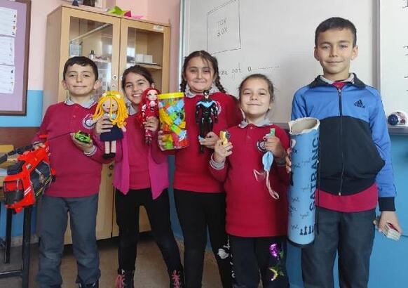 İngilizceyi oyuncaklarıyla öğreniyorlar