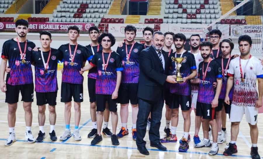 Şampiyonluk kupası Başarı Yorum’un