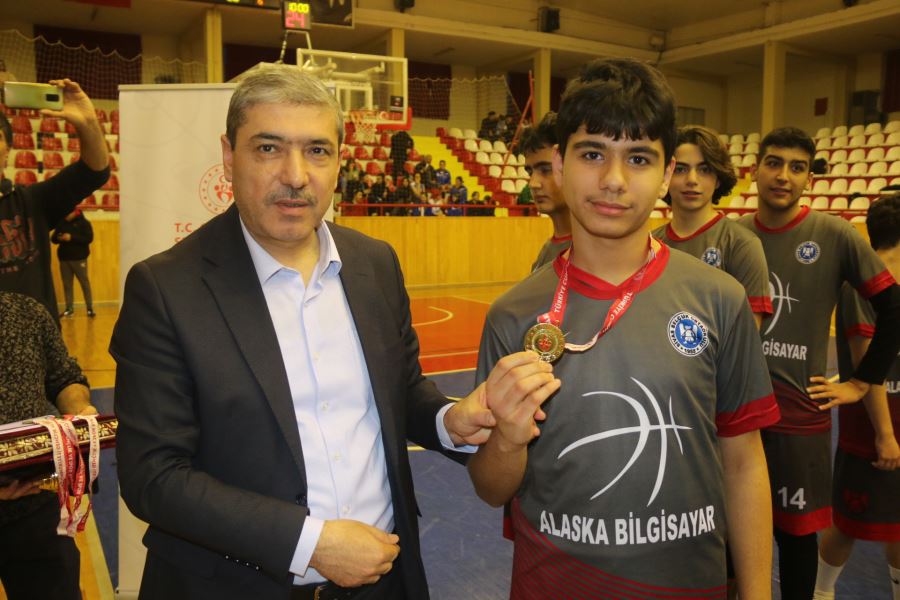 Selçuk Ortaokulu çifte kupa aldı