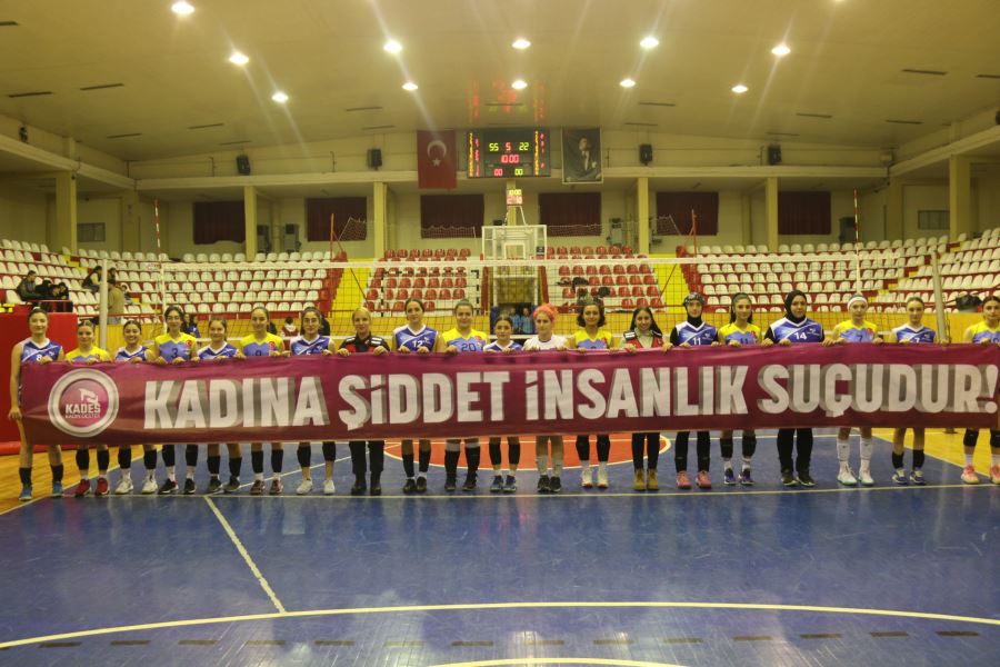 Voleybolcular ‘Kadına Şiddet İnsanlık Suçudur’ pankartı açtı