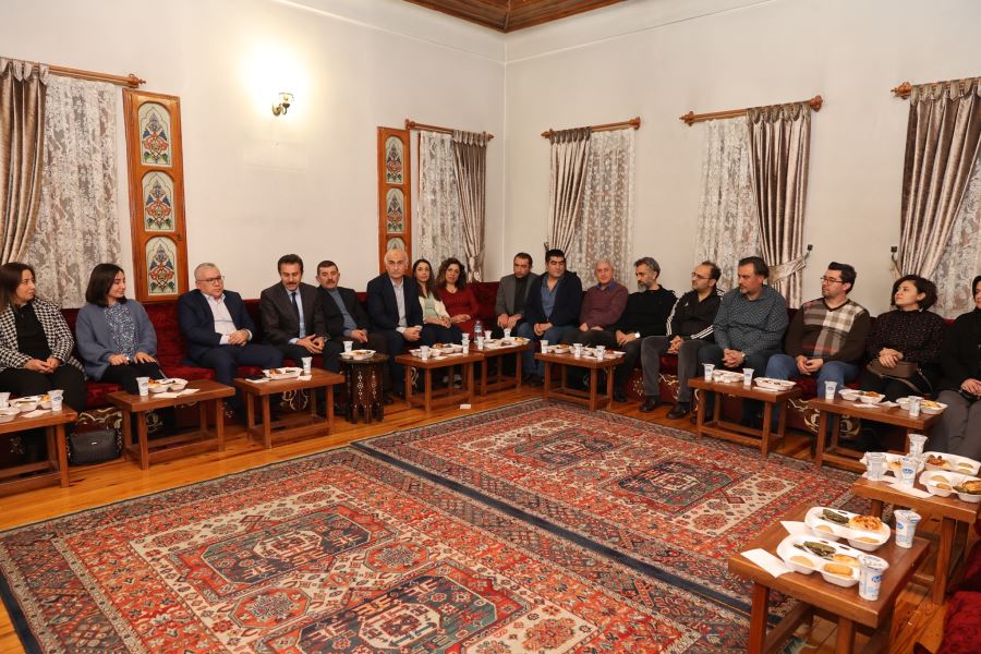 Öğretmenlerle buluştu