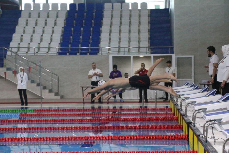 Okullar yüzmede kıyasıya yarıştı