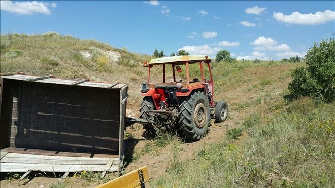 TRAKTÖR RÖMORKU DEVRİLDİ: 13 YARALI