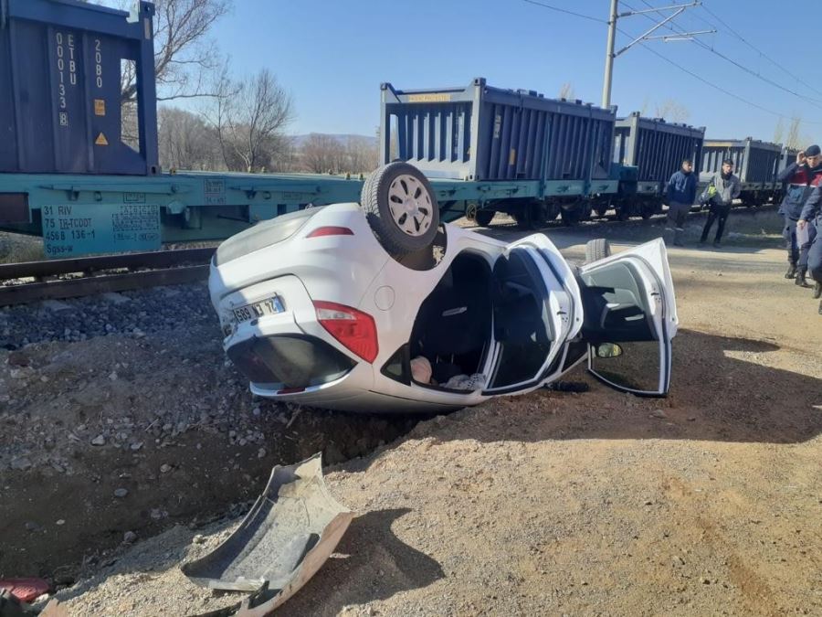 Otomobil yük trenine çarptı: 3 yaralı