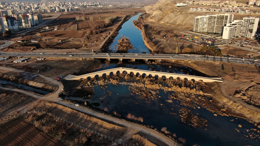 KIZILIRMAK’I KURAKLIK VURDU (VİDEO)