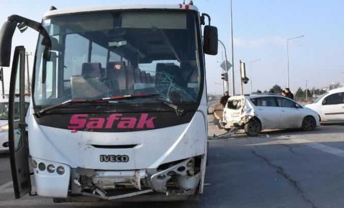 İşçi servisi ile otomobil çarpıştı: 4 yaralı (Video)