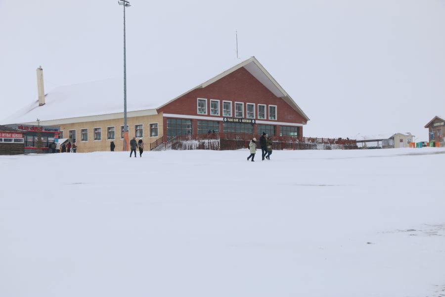 Yıldız'da kar kalınlığı 15 santimetreye ulaştı (Video)