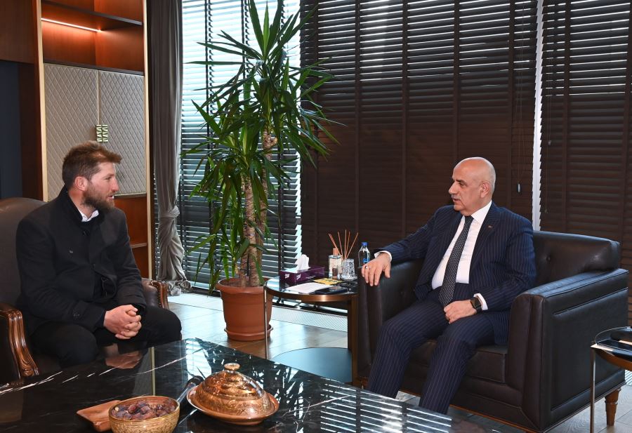 Bakanı Kirişci, yanık sesli Sivaslı çobanı ağırladı