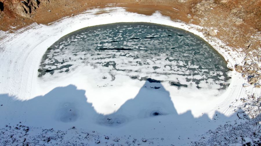 Donan gölde kartpostallık görüntüler oluştu