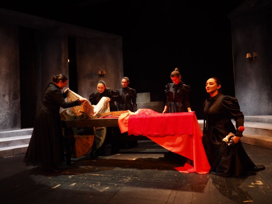 Bernarda Alba Evi perde açacak