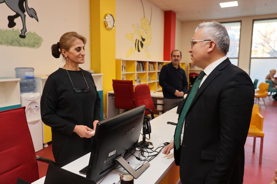 Kütüphanemizde en iyi hizmeti veriyoruz (Video)