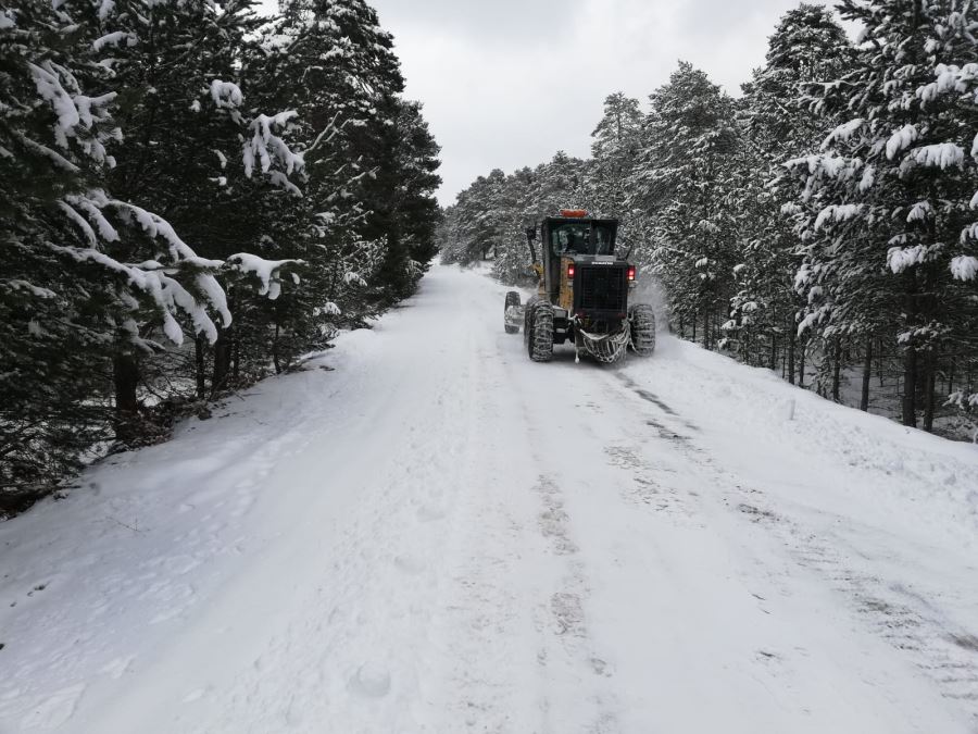 Kar köy yollarını kapattı