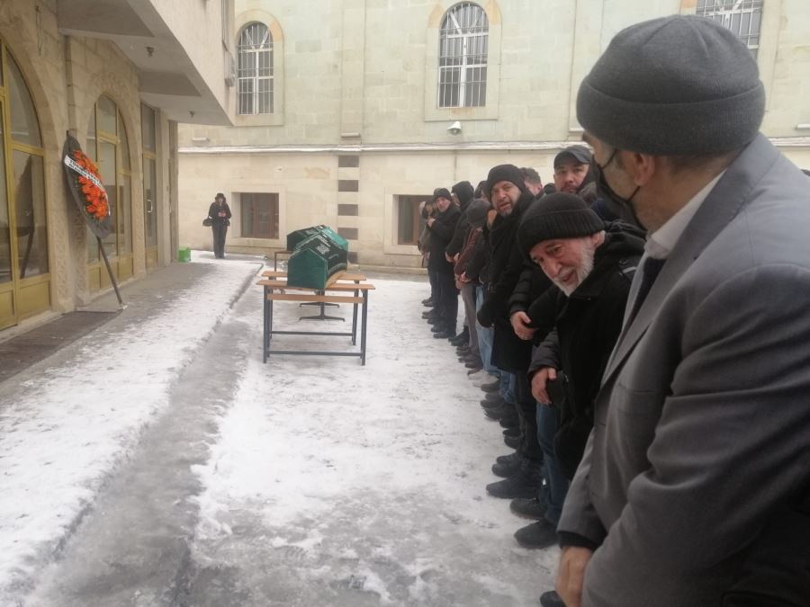 Trafik kazasında hayatını kaybeden 3 kişi toprağa verildi