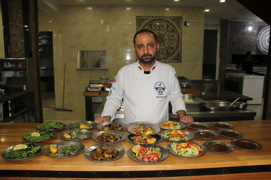 Dükkanının kapılarını vatandaşa açtı