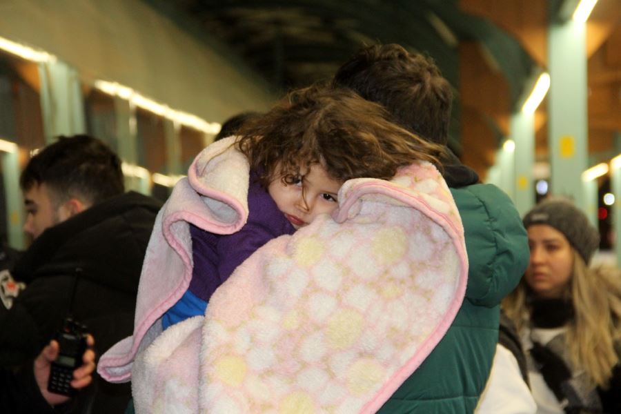 Depremzedeler trenle Sivas'a geldi