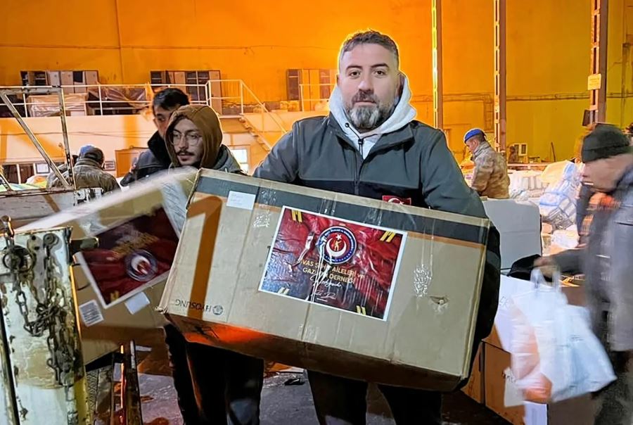 Şehit aileleri depremzedelerin yanında