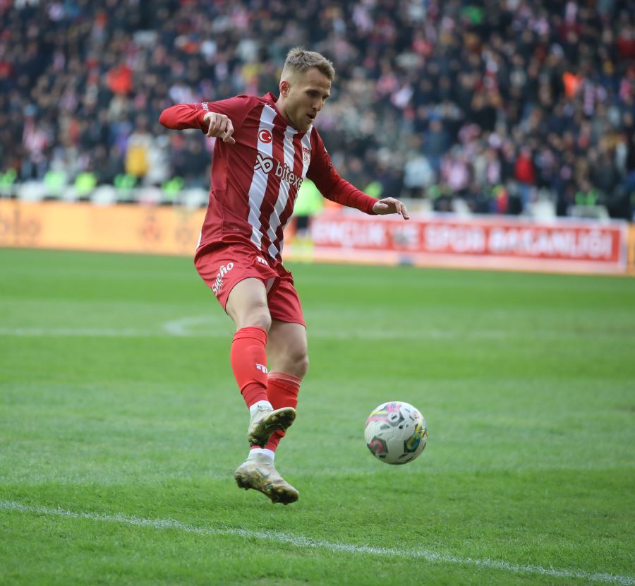 Samu Saiz’den depremzedelere destek