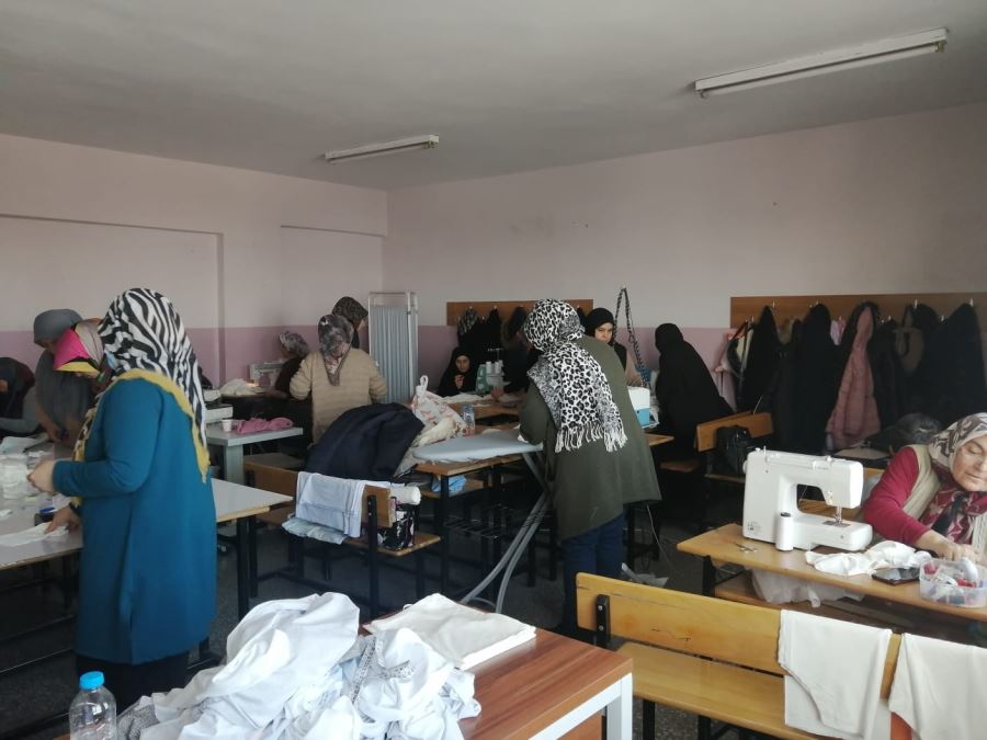 Gönüllüler depremzedeler için üretiyor