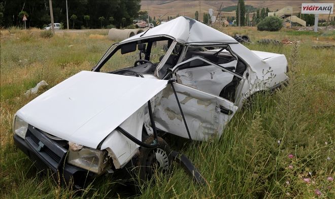 ASKERİ ARAÇLA OTOMOBİL ÇARPIŞTI: 1 ÖLÜ, 4 YARALI