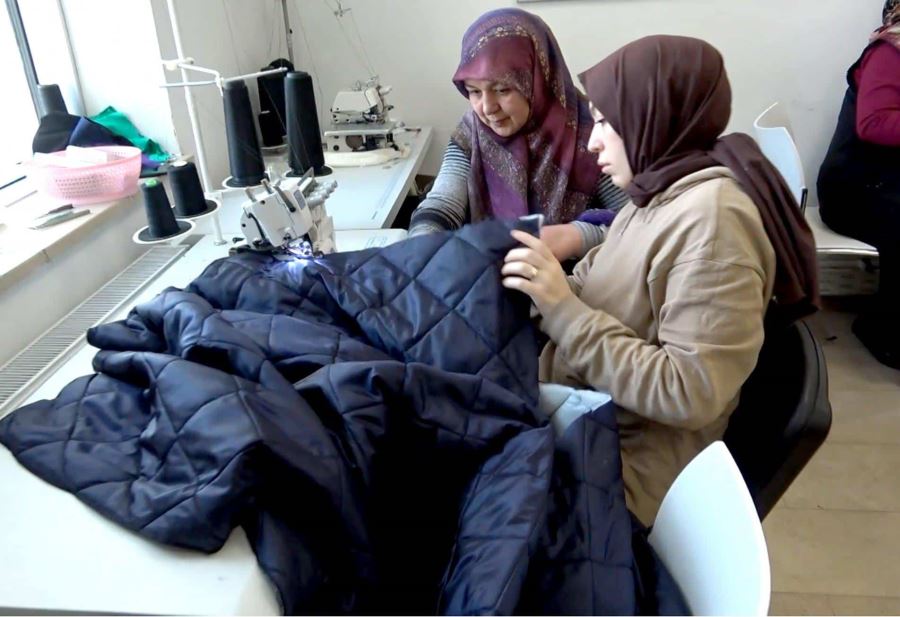 Afetzedeler için uyku tulumu üretiyorlar